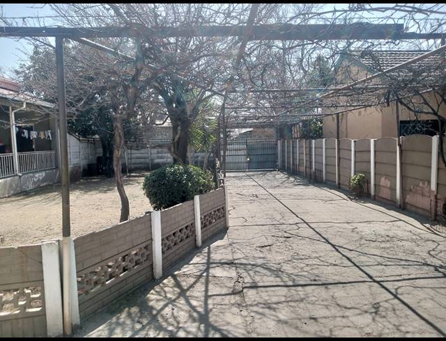 9 BEDROOM HOUSE FOR SALE IN BOKSBURG NORTH